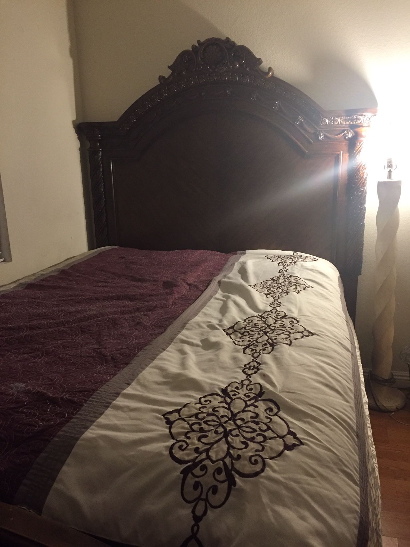 Cama matrimonial y colchón todo junto.