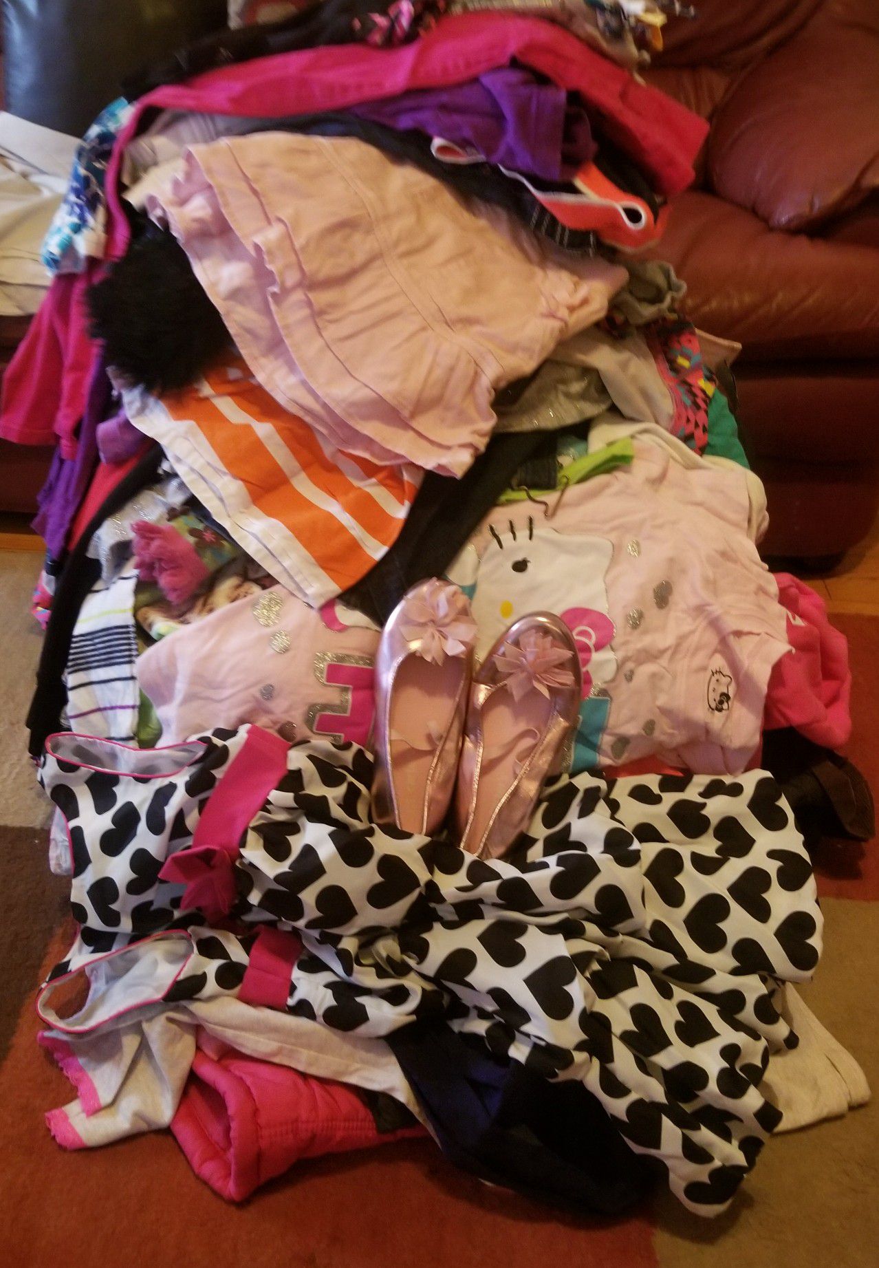 FREE LOT OF GIRLS CLOTHING.  Pick Up Today 