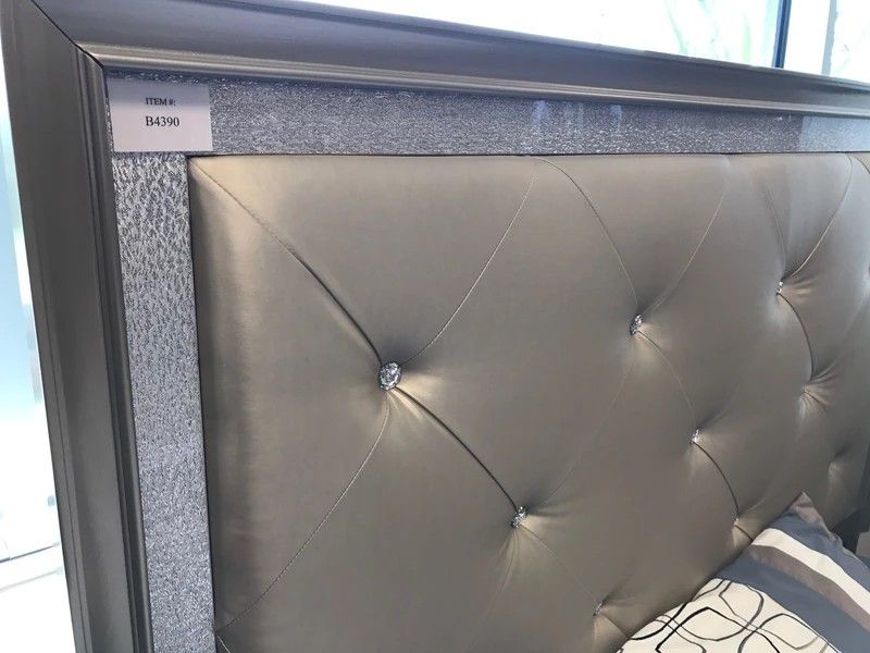 Lila Panel Bedroom Set