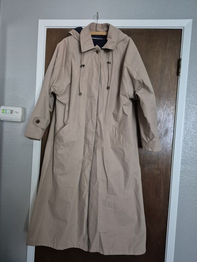 FEMALE RAIN COAT REMOVABLE LINER  LIKE NEW  SIZE  16  