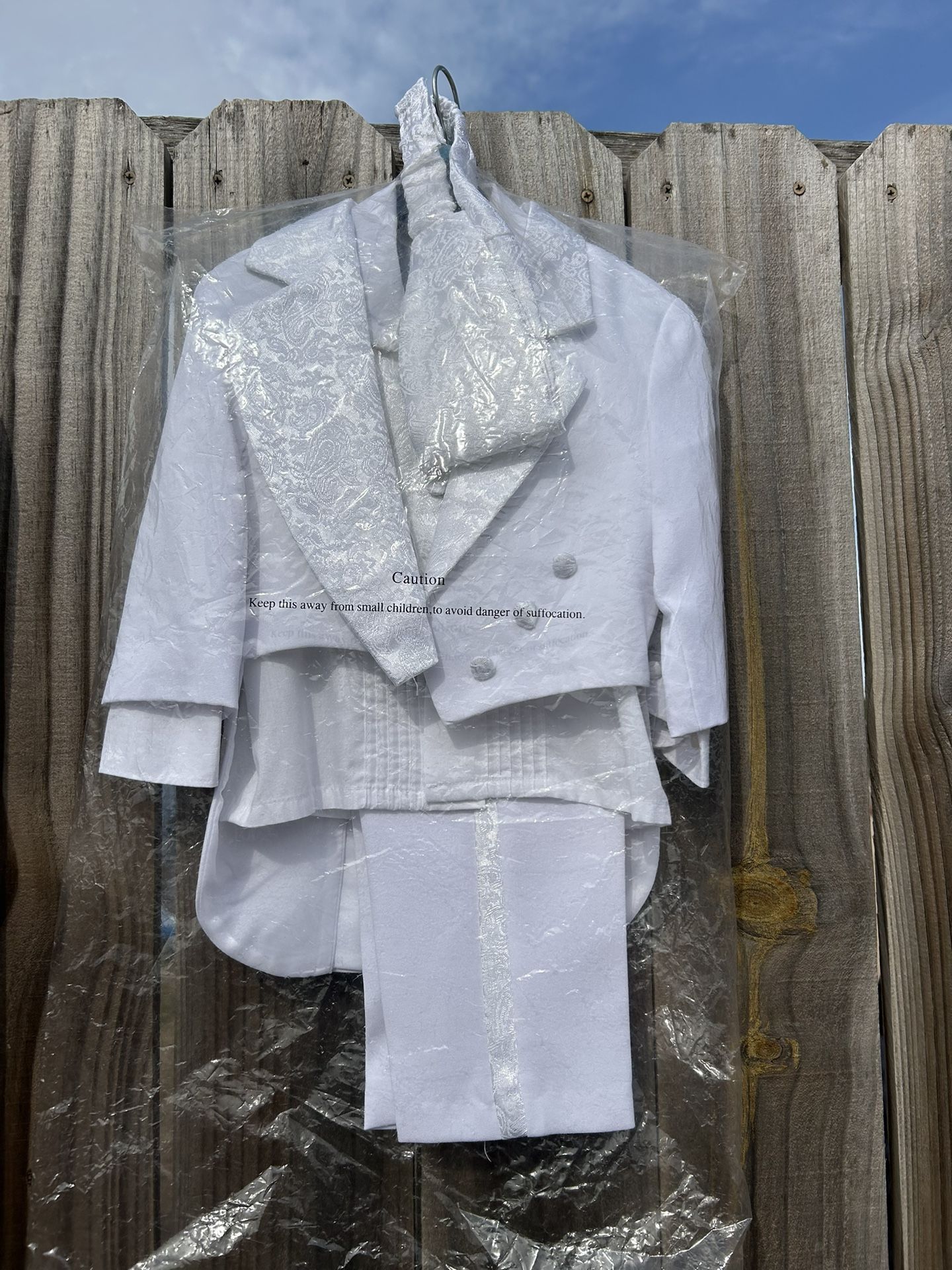 Hielera $15 Taladro $20 Traje de niño talla 2 para bautizo $20