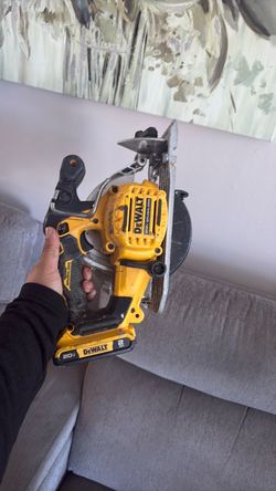 DeWalt 20V Brushless Circular Saw With A Battery