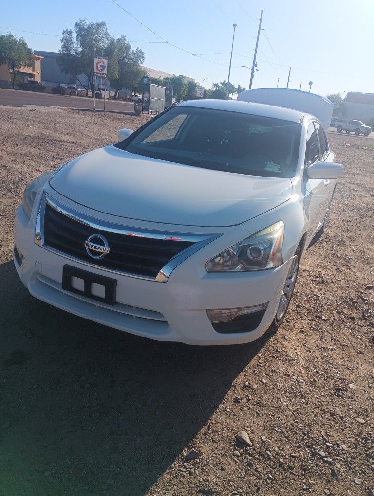 $7800 Nissan Altima 2015