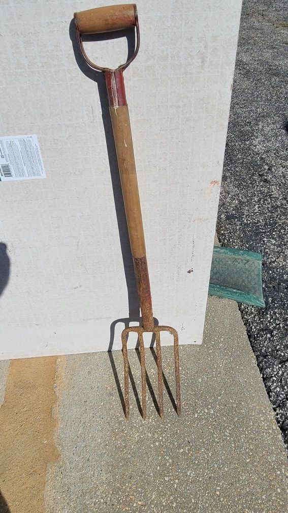 Heavy duty pitch fork