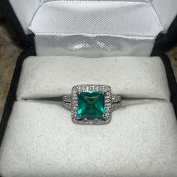 10k White Gold Emerald Ring 