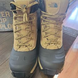 BRAND NEW NORTH FACE SNOW BOOTS NEVER USED!!!!