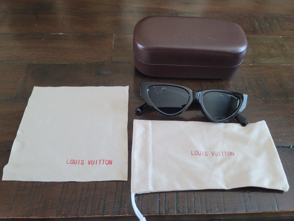 Authentic Women's Louis Vuitton Sunglasses With Case COA $400