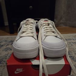 Lightly Worn Women's NIKE Court Legacy Lift Size 6.5