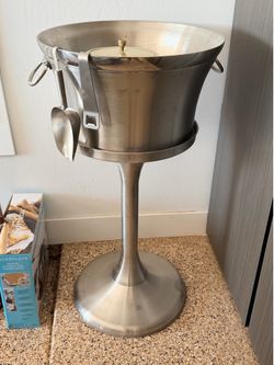 30qt beverage tub with stand for drinks