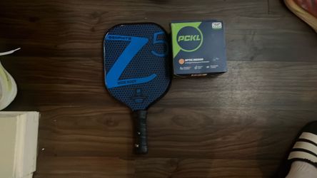 Onix pickle ball racket and free pickle balls too