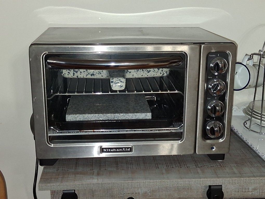 kitchenaid countertop oven model kco222ob used just few times almost as new. Descriptions on the pictures.