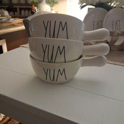Three Yum Rea Dunn Bolws.