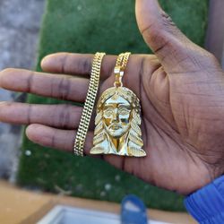 14k gold filled 4mm cuban link chain and Jesus pendant