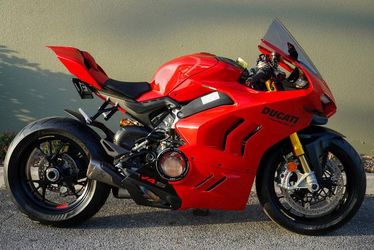 2023 Ducati Panigale V4 S Ducati Red