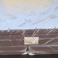 Brand New King Size Pilllowtop Mattress Included Box Spring . FREE DELIVERY 