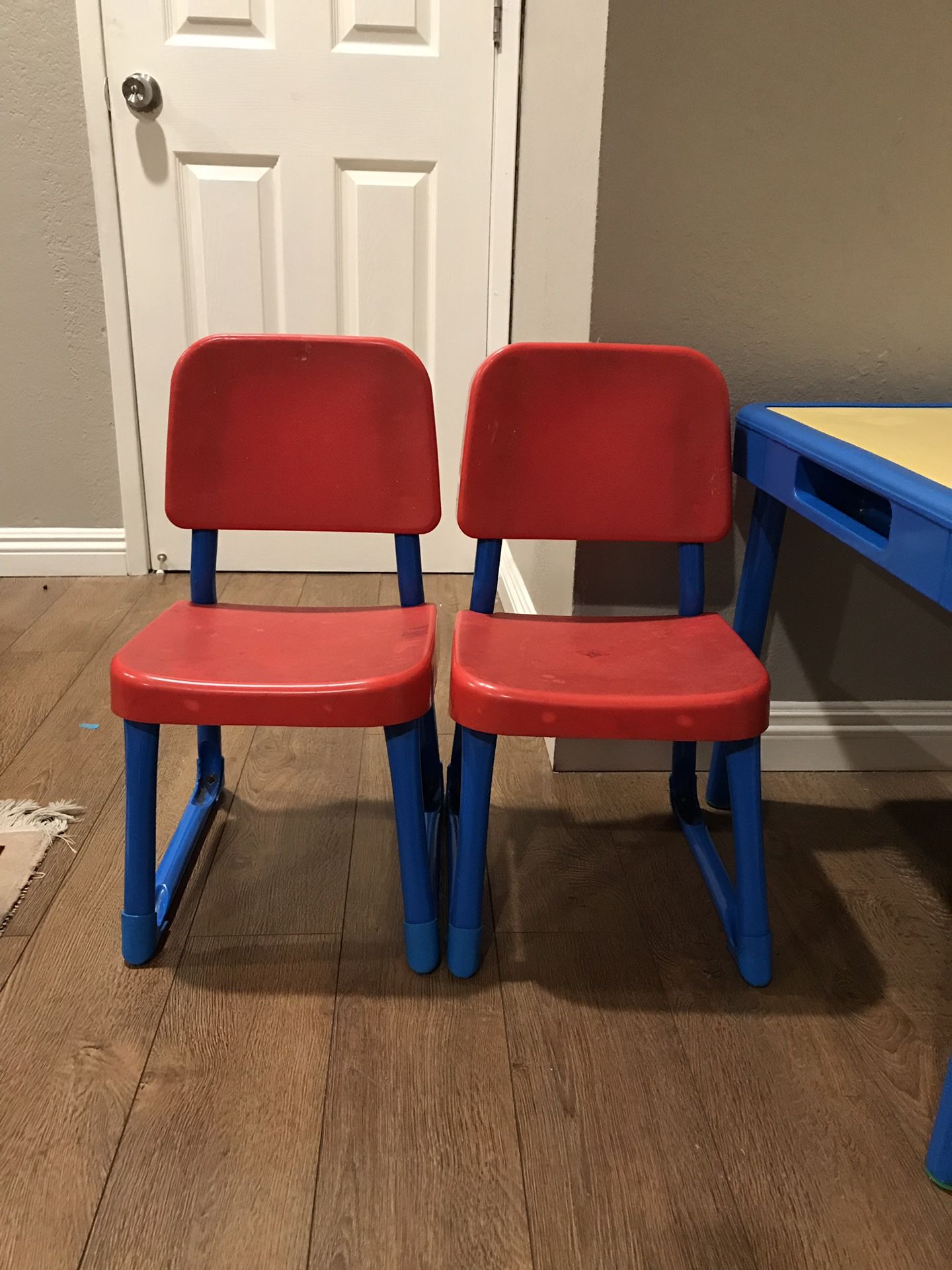 Vintage 1985 fisher top price table and chairs
