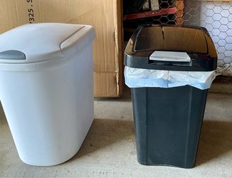 Trash Cans w/Lids & Rolling Laundy