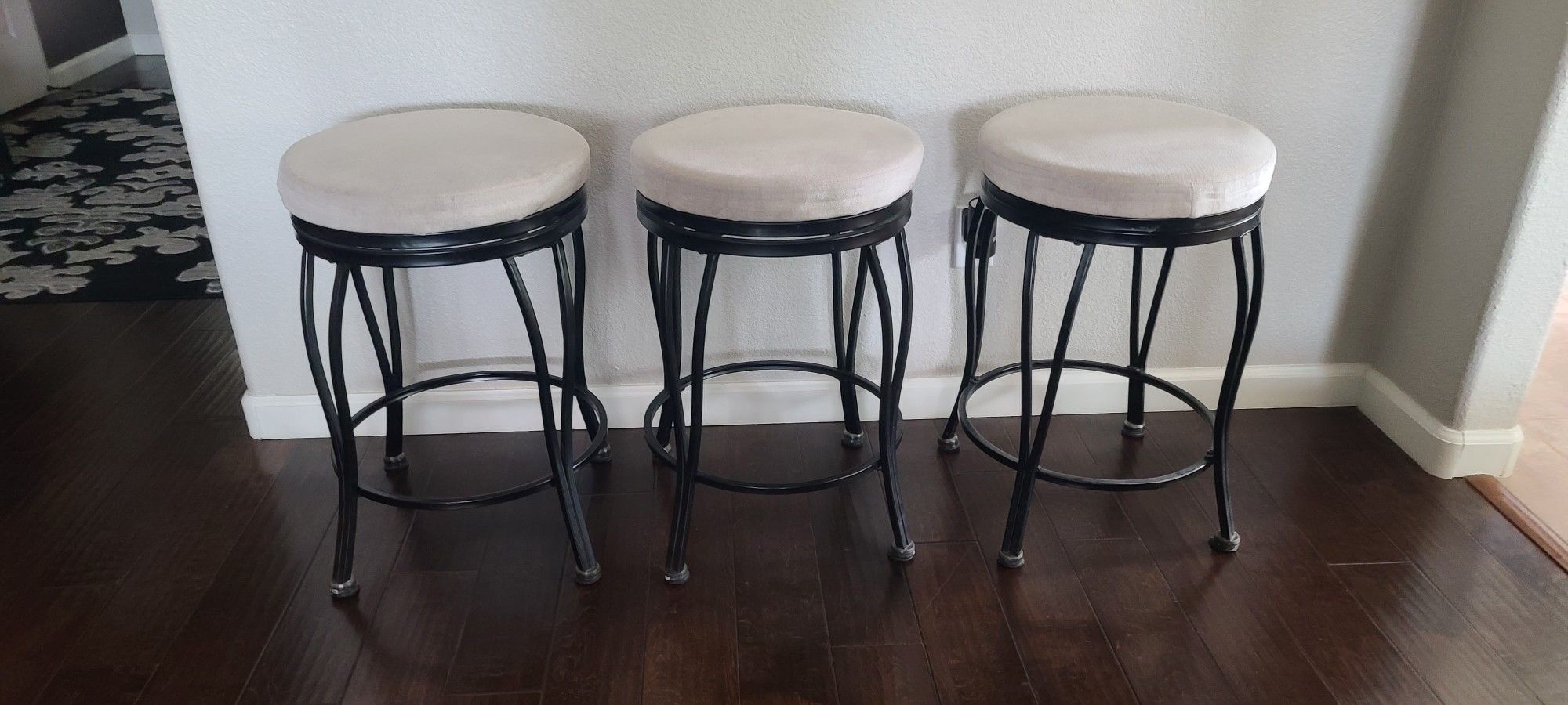 Free- Swivel Bar Stools (24 Inches High)