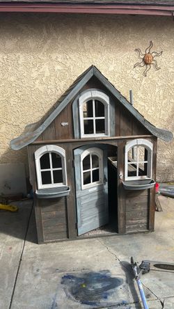Kids play house