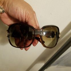 Nice condition Gucci sunglasses no case if up its available dnt ask