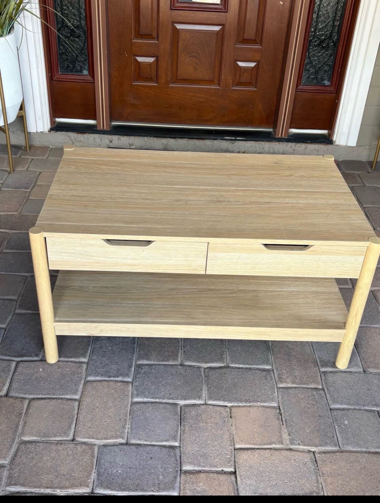 Light wood coffee table with 2 drawers