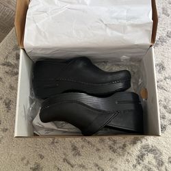 Dansko Clog Matte Black Women Size 6
