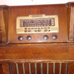 Antique Working Short Wave Capable Radio