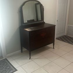 Dresser With Mirror 