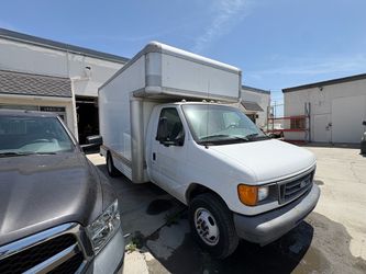 Box Truck / 14’ / 2006 / 128K miles