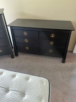Bedroom Set, Queen, matching dressers and nightstand