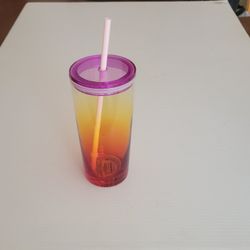 2021 Starbucks Hawaii Collection 18 oz Tumbler Ombre orange yellow. 
Pre-owend, good shape, please see photos for details.
It is 7" tall, weight 12oz 