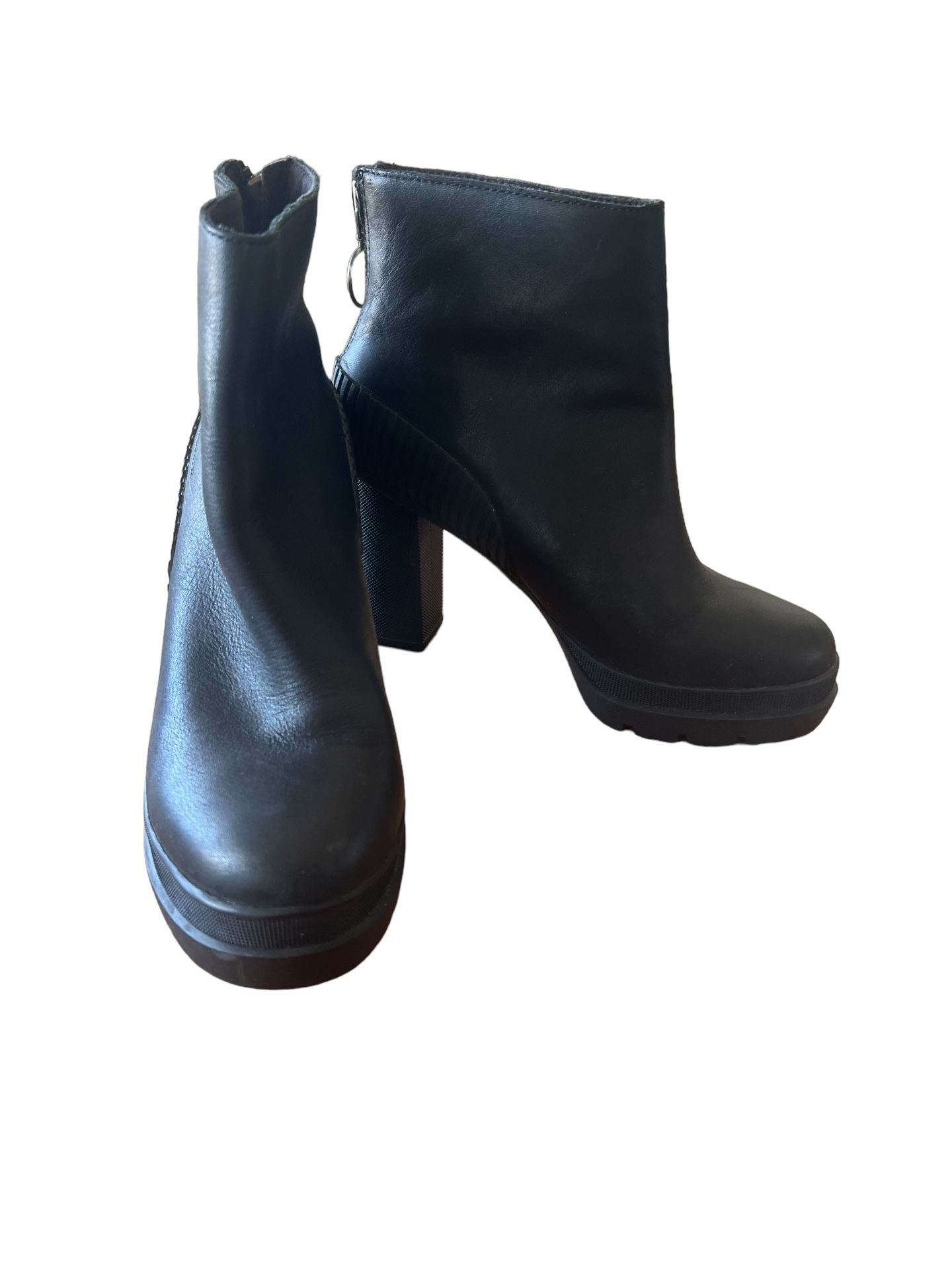 Sorel Dacie platform zipper booties sz 7 Black Excellent Condition size 7 3” heel Comes from a smoke free and pet free household Elevate your shoe g