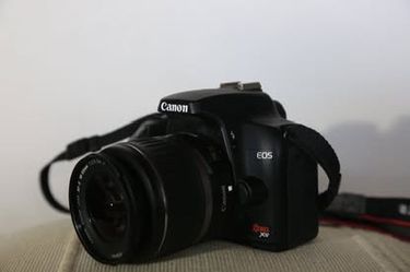 Canon Rebel XS digital SLR camera with EF-S 18-55mm f/3.5-5.6 IS lens, charger, battery, SD card。