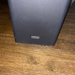 Samsung sound bar wireless sub and remote powered by Harmon Karmon  bluetooth sound modes amazing bas 250
