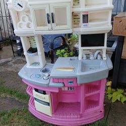 4 FEET TALL KITCHEN PLAY....