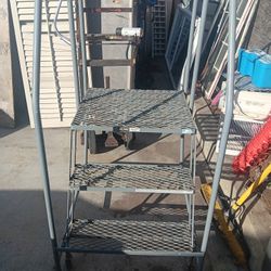 Uline 3 Step Industrial Solid 