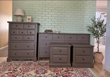 Bedroom furniture set