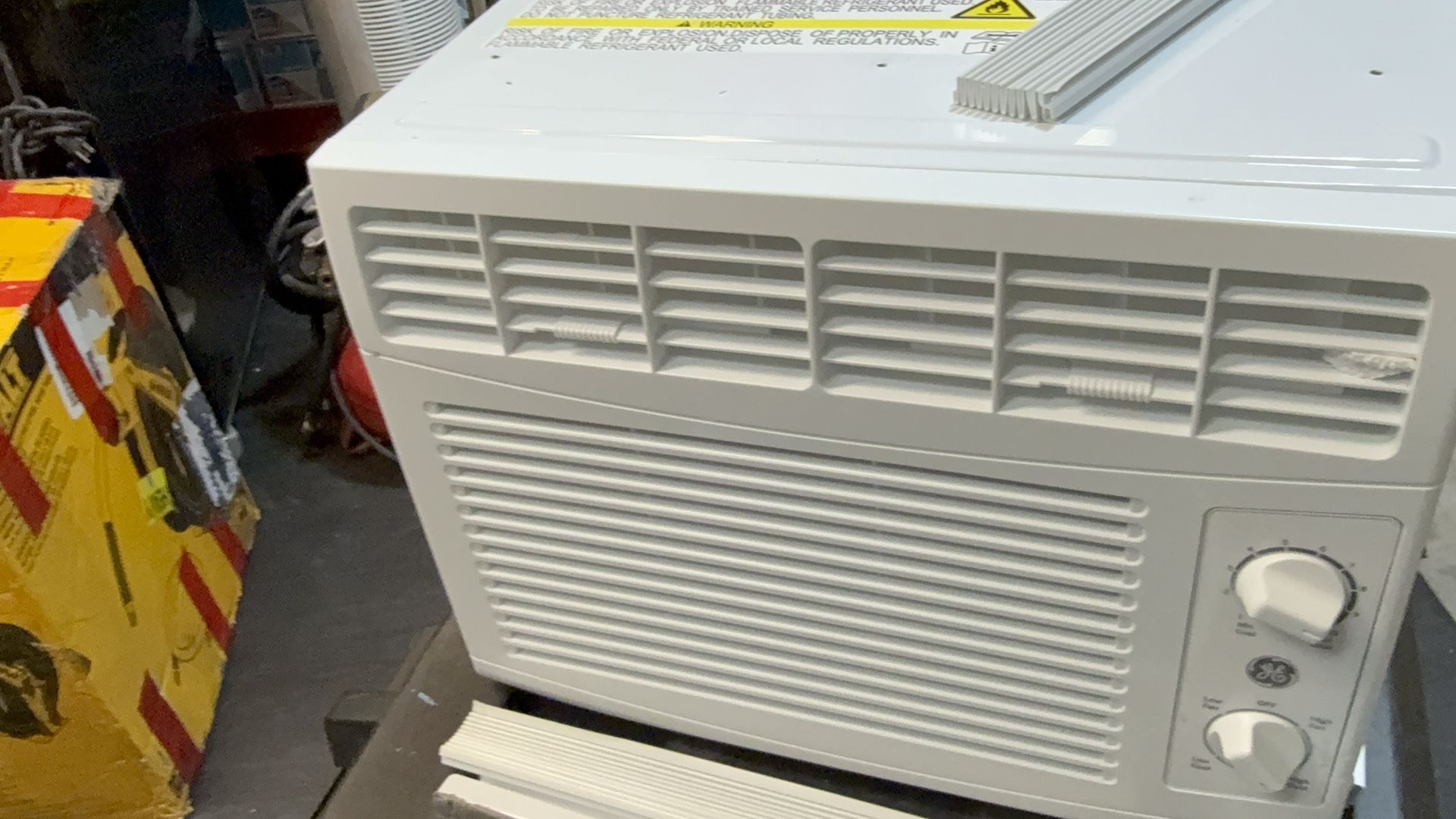 GE Room air conditioner 5,100 BTU, new, Not blowing cold air