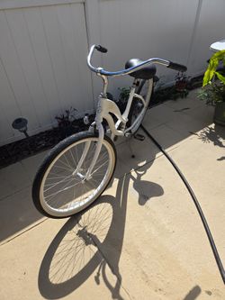 White  , SIMPLE CRUISERS BY GIANT  WOMANS BIKE  IN NEW CONDITIONS , FOR ONLY $70.