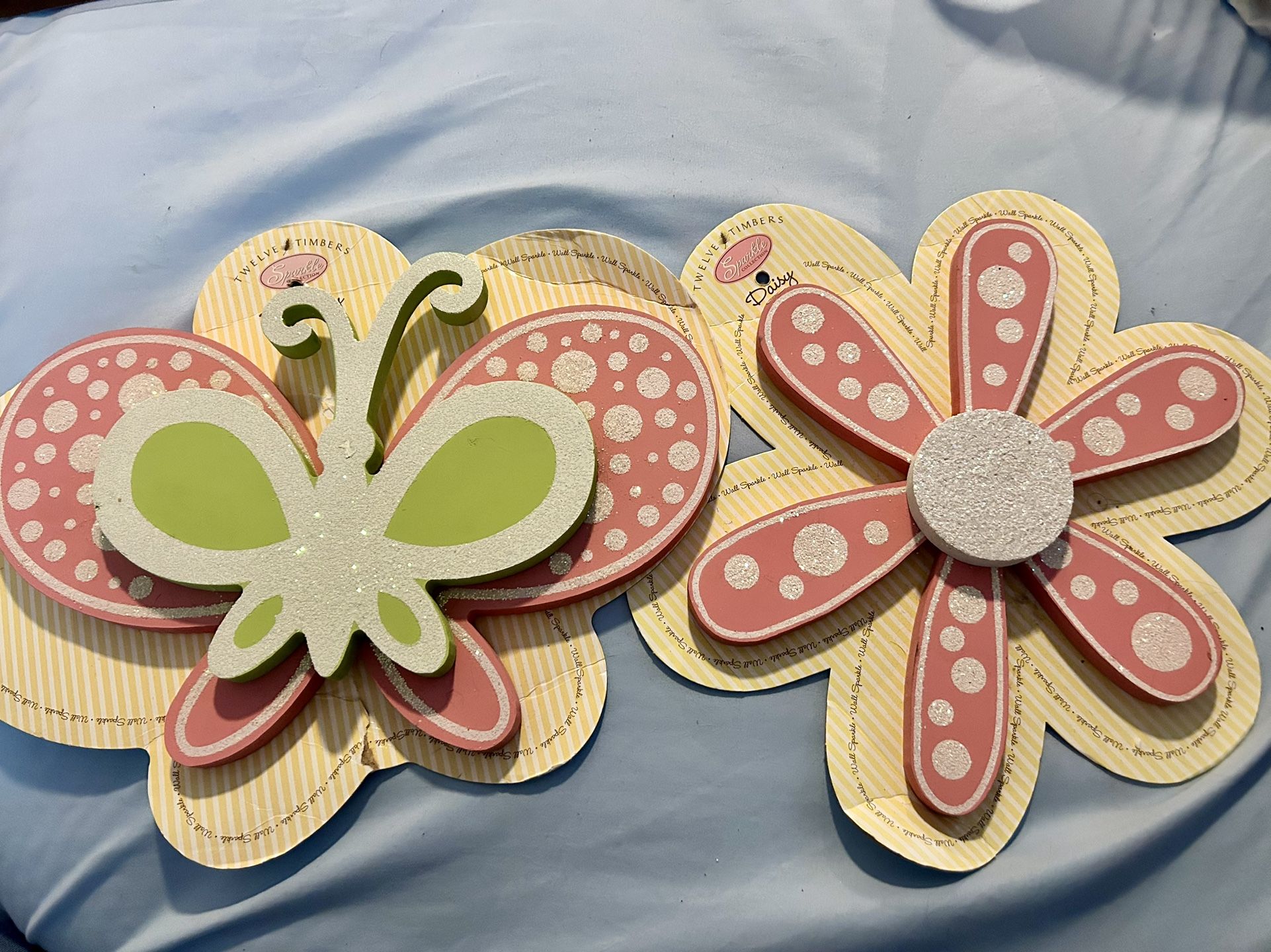 Girl’s NWT daisy & butterfly glittery wall decorations.