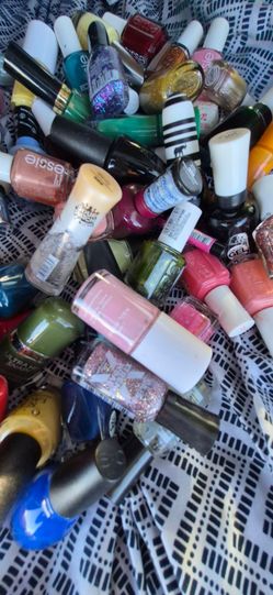 💅 Lote de aproximadamente 70 esmaltes para uñas – ¡Excelente oportunidad! 💅

Vendo lote de alrededor de 70 esmaltes para uñas.