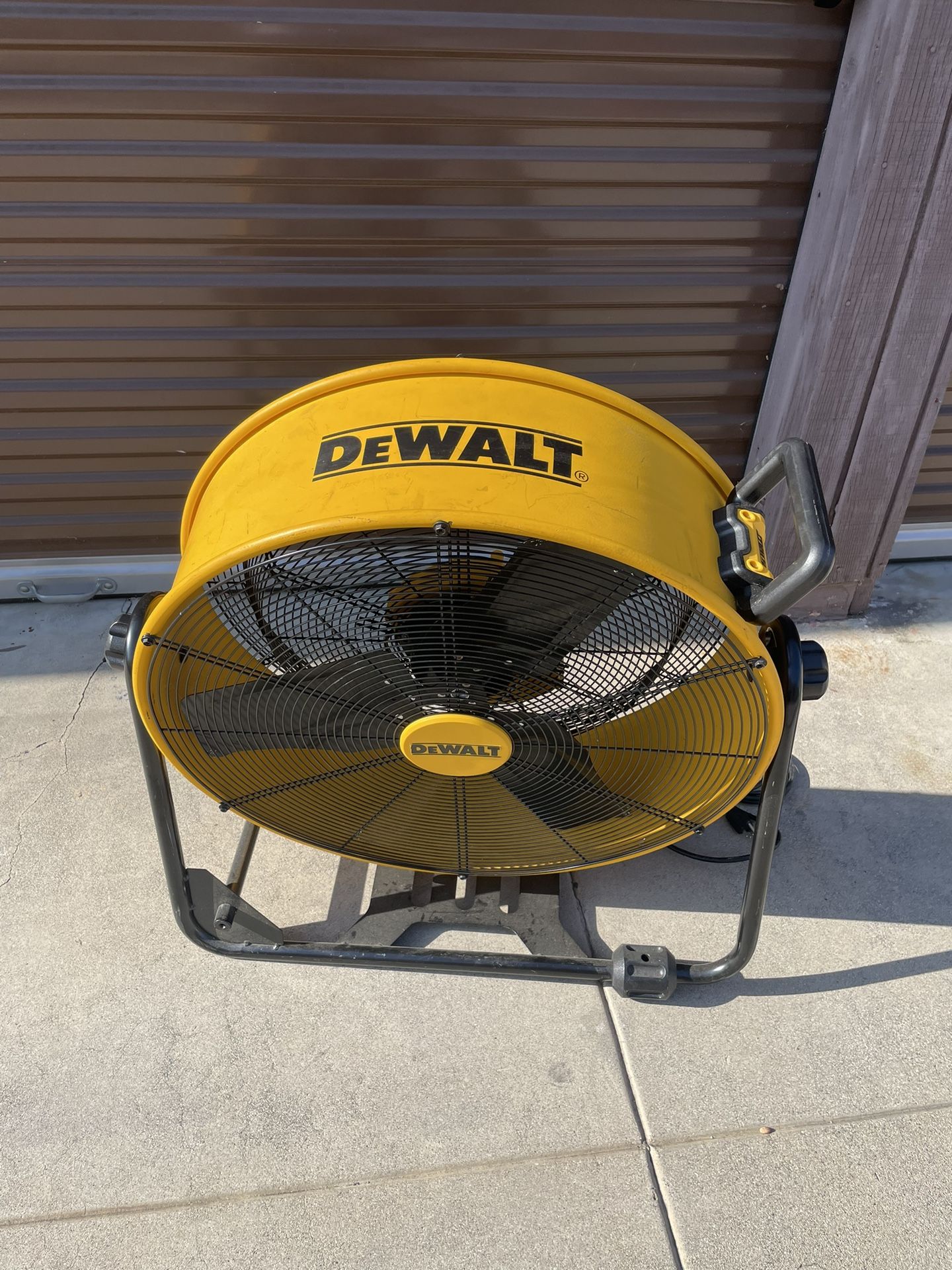 DEWALT 24 in. Heavy-Duty Drum Fan With Stepless Speed Control