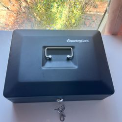 Sentry Safe Cash Box with Keys - Like New