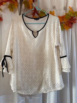 Like new cream and black ladies blouse size XL nice style🌺