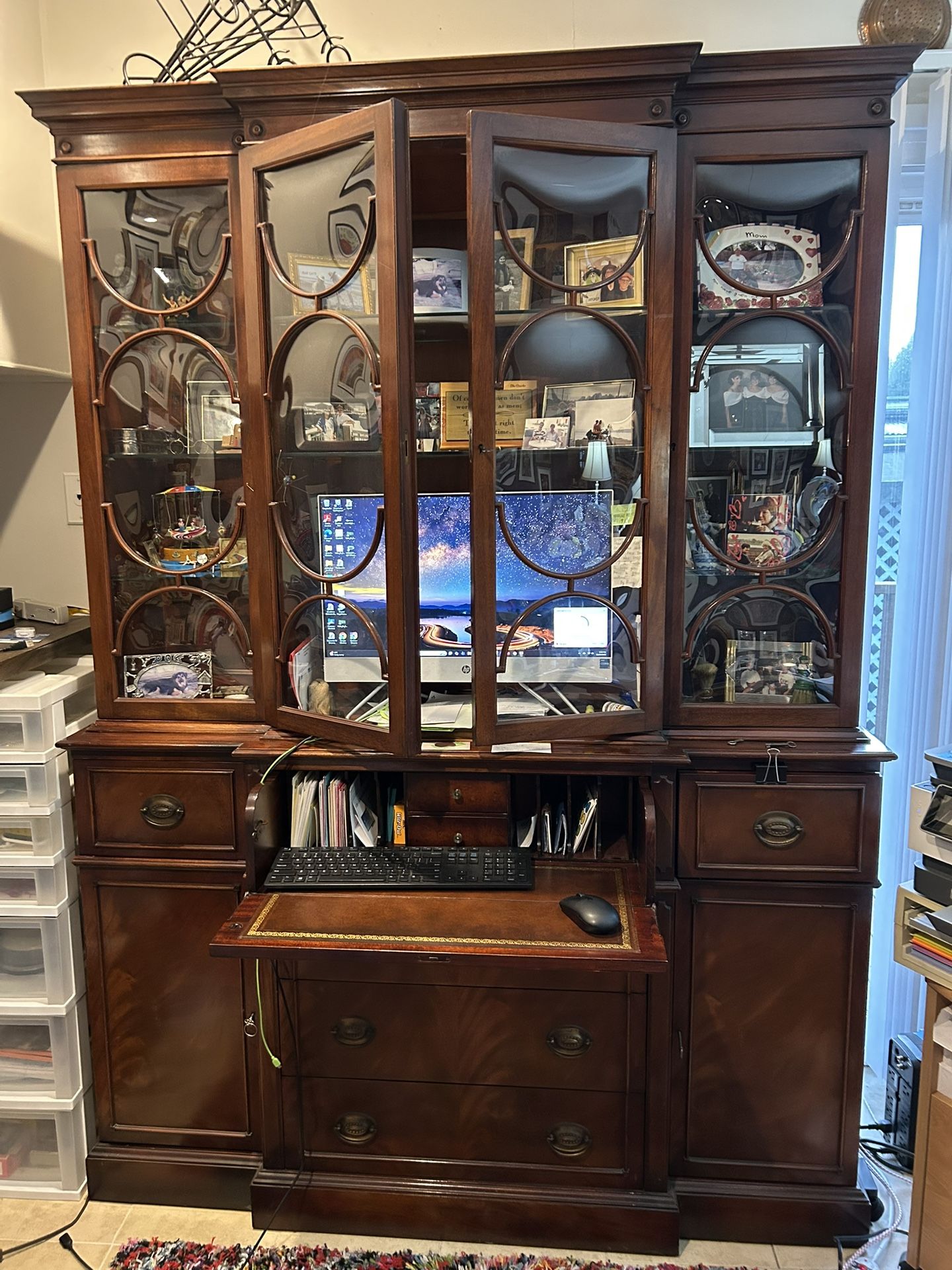 Bubble-Glass Secretary