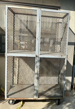 Lockable wire basket