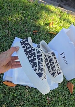 Sneakers size 7