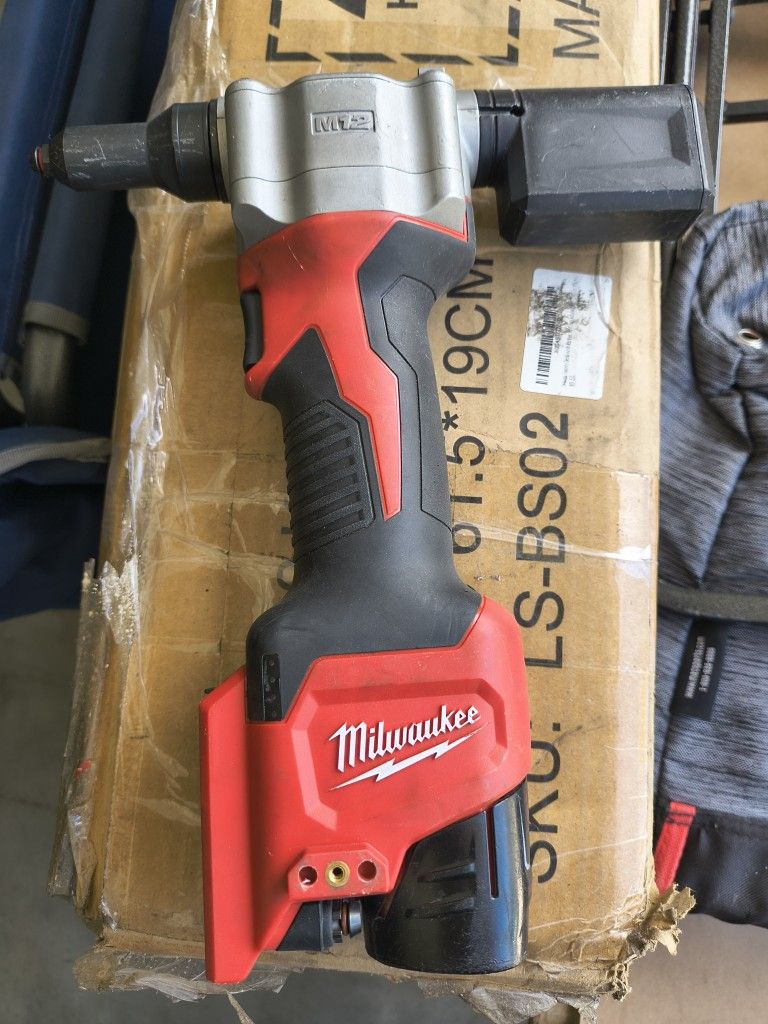Milwaukee Rivet Gun Tool M12