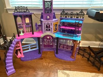 Monster High Haunted High School Playset