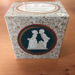 Avon “Under The Mistletoe” Potpourri Fragrance In Original Box.